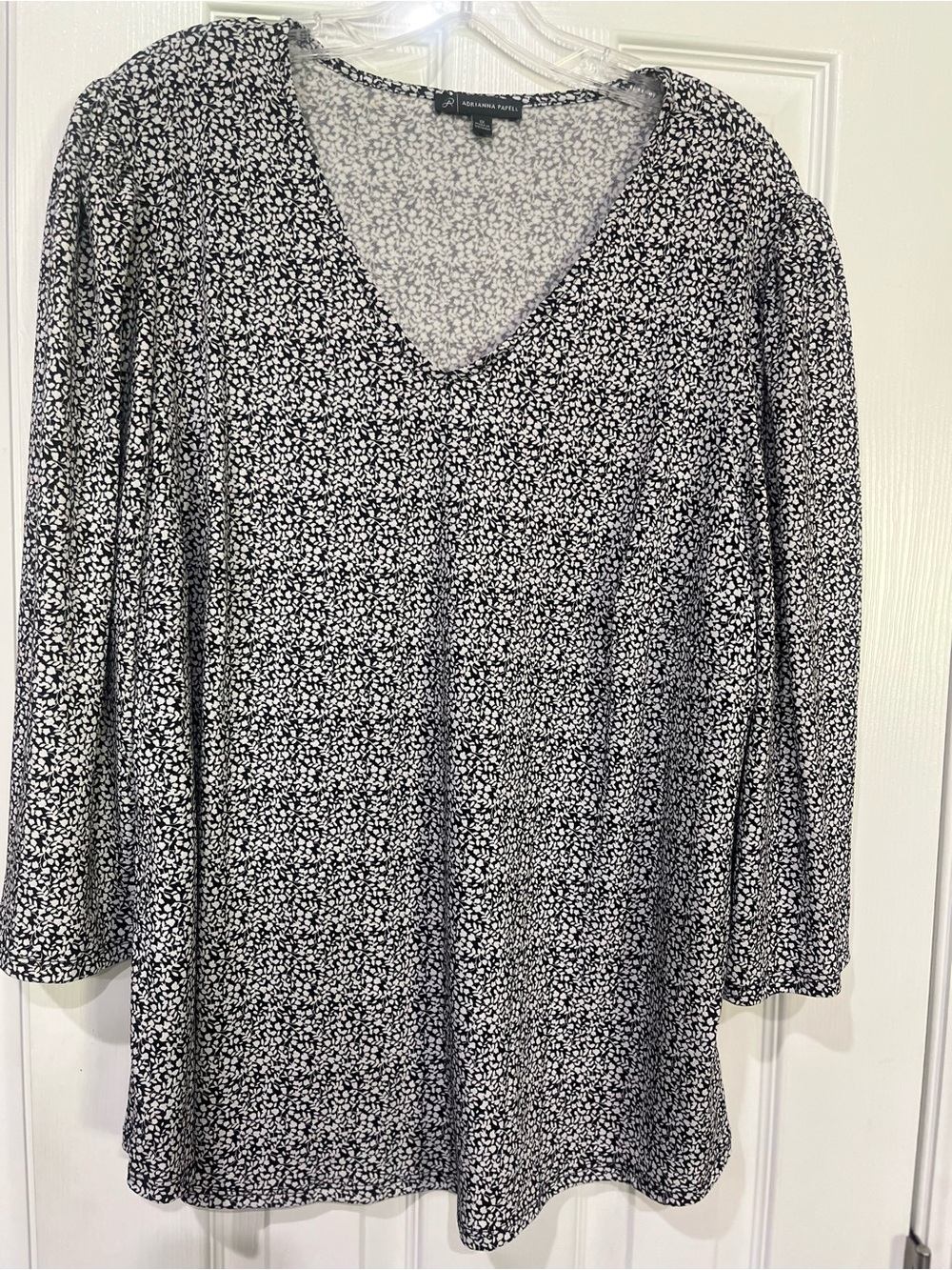 Adrianna Papell Black & White Floral V-Neck Long Sleeve Top